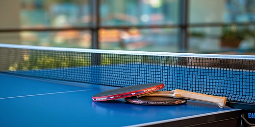 Primo piano di una partita di ping pong con sfondo sfocato
